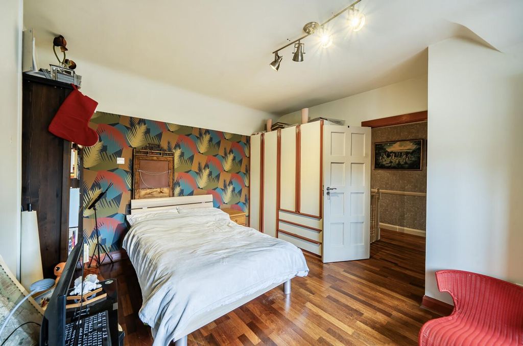 Additional image 9 of 5 bed property for saleCavendish Drive, Edgware HA8