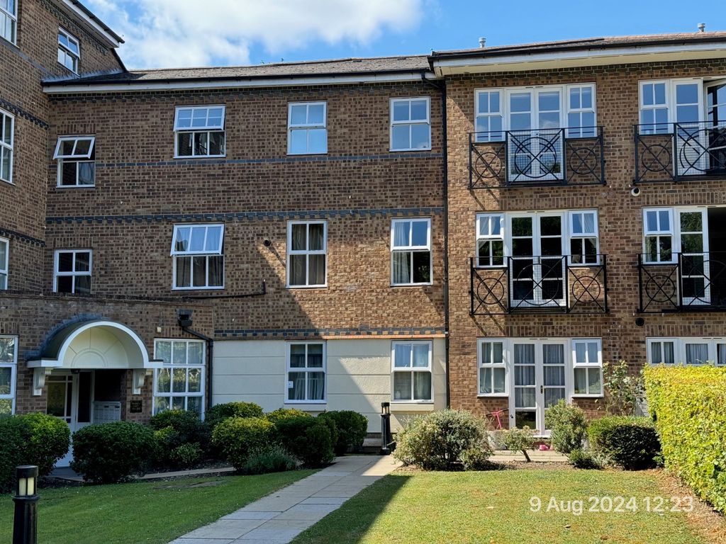 Property photo 1 of 11 Rectory Ct E18