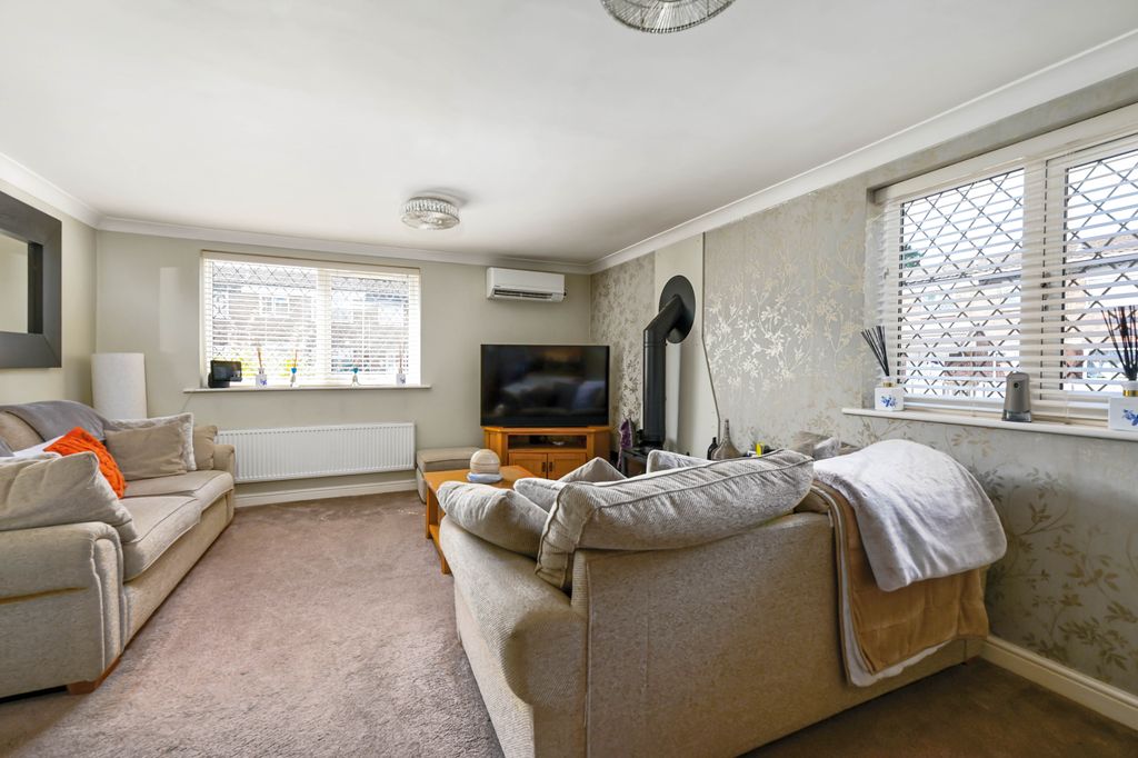 Property photo 2 of 11 74 Silver Hill (2)