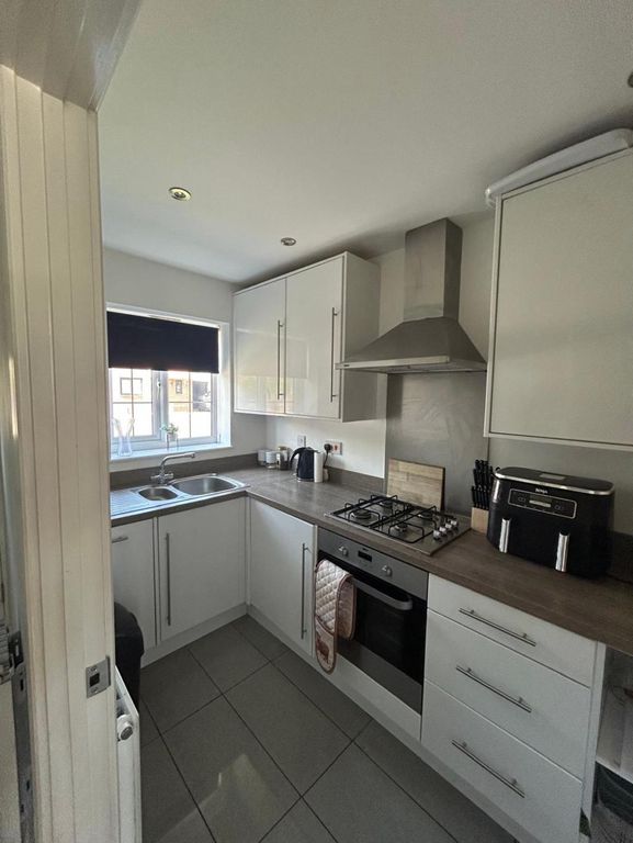 Property photo 3 of 10 Kitchen