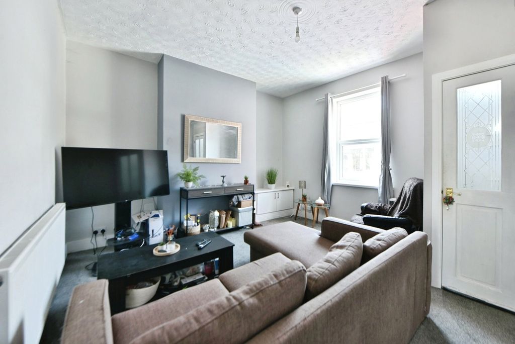 Property photo 2 of 16 Lounge