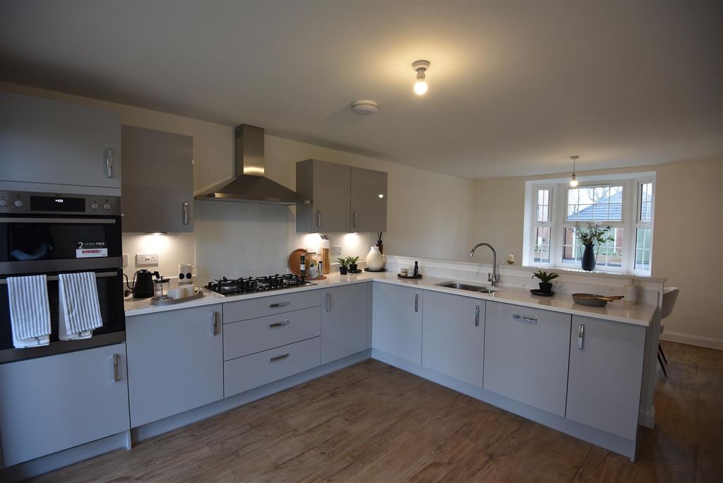 Property photo 3 of 12 Kitchen