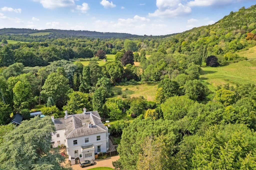 Property photo 3 of 18 75862_Flat 5, Pixham Firs, Pixham Lane  (3).Jpg