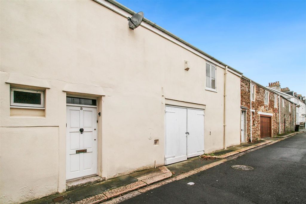 Property photo 1 of 11 Exterior