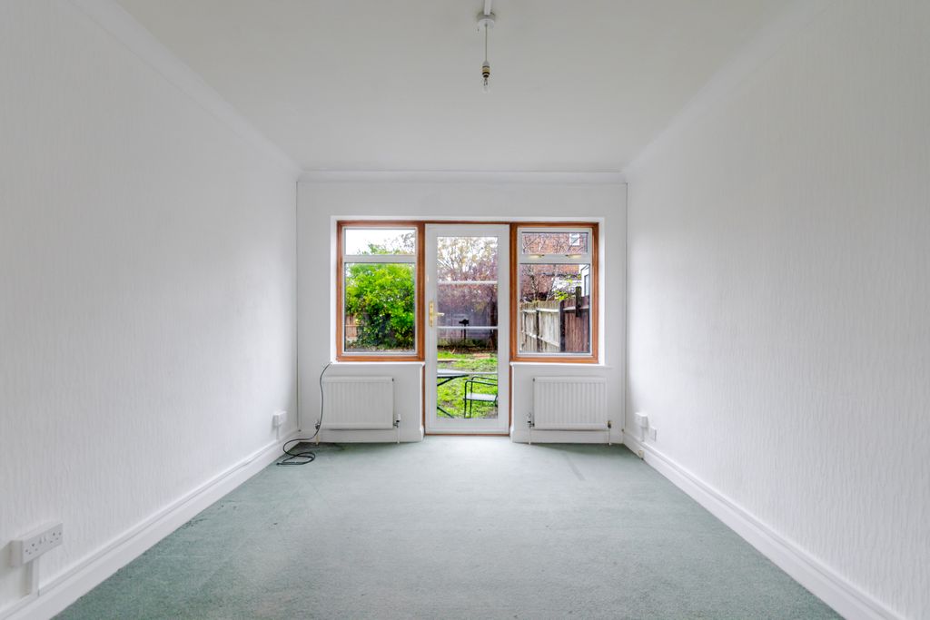 Property photo 3 of 24 Dining 1