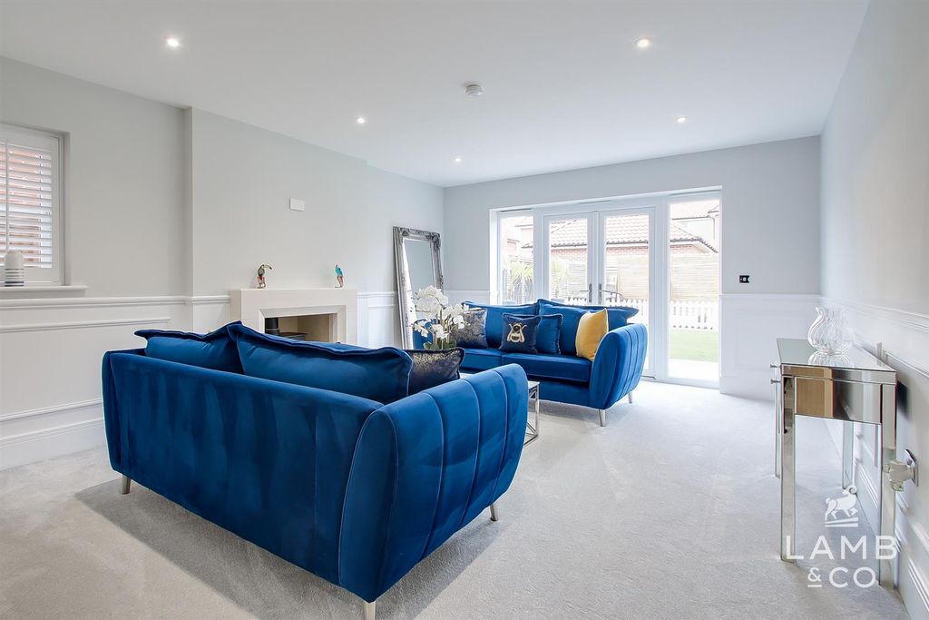 Property photo 3 of 42 Lounge