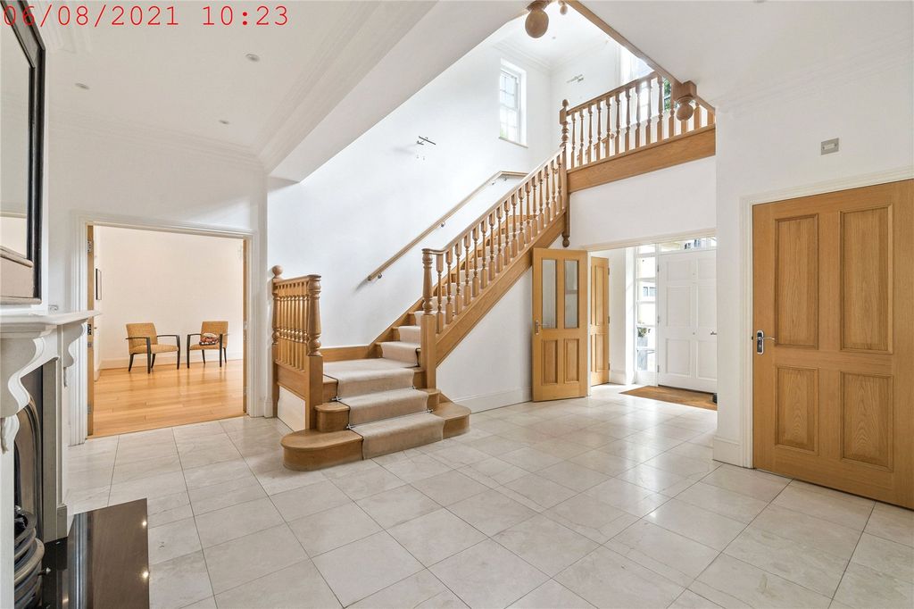 Property photo 2 of 12 Entrance Hall