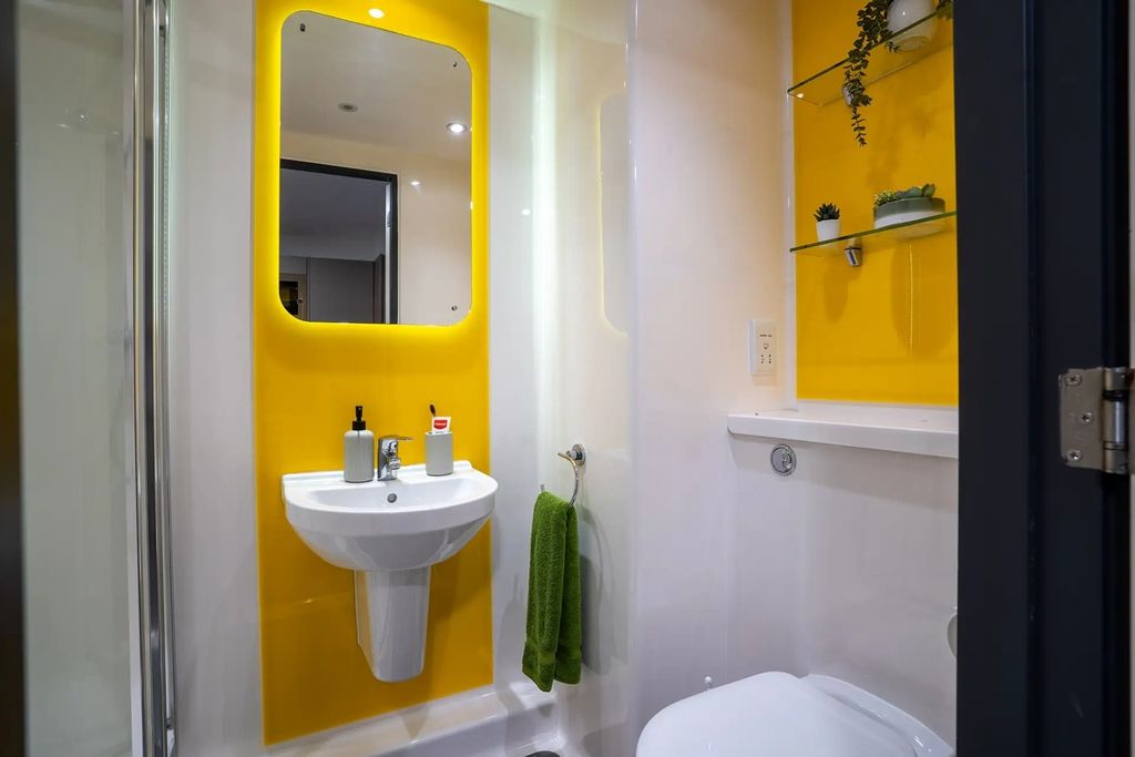 Property photo 3 of 20 Bathroom