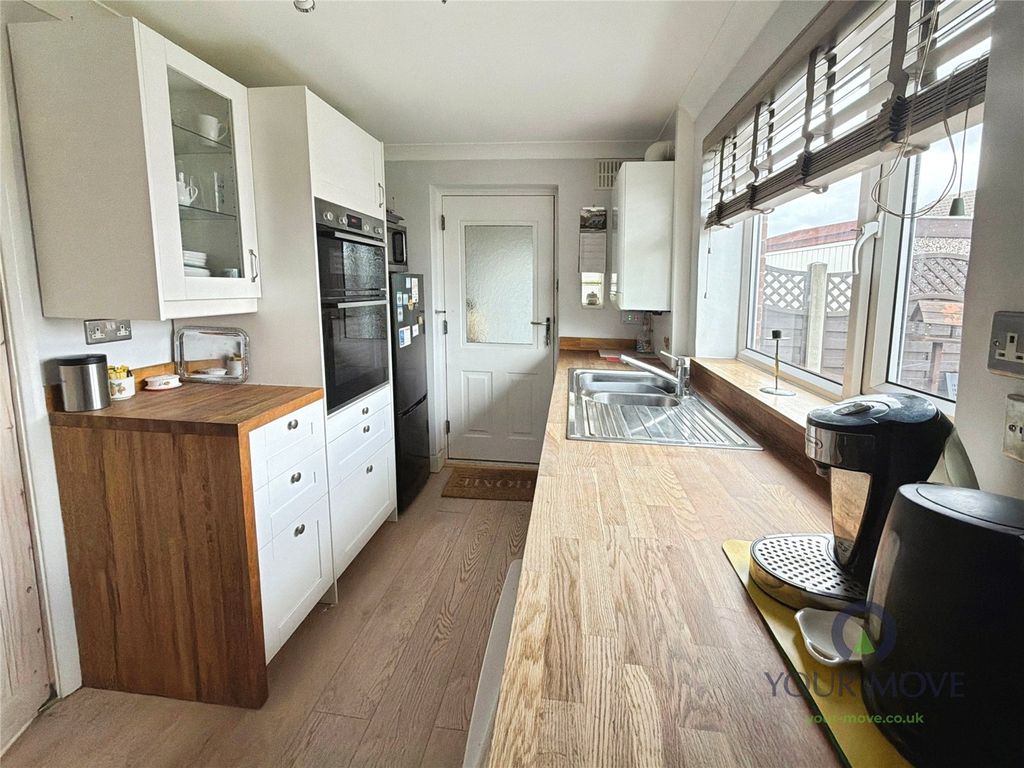 Property photo 3 of 16 Fitted Kitchen