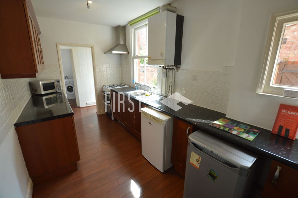 Property photo 2 of 9 Kitchen