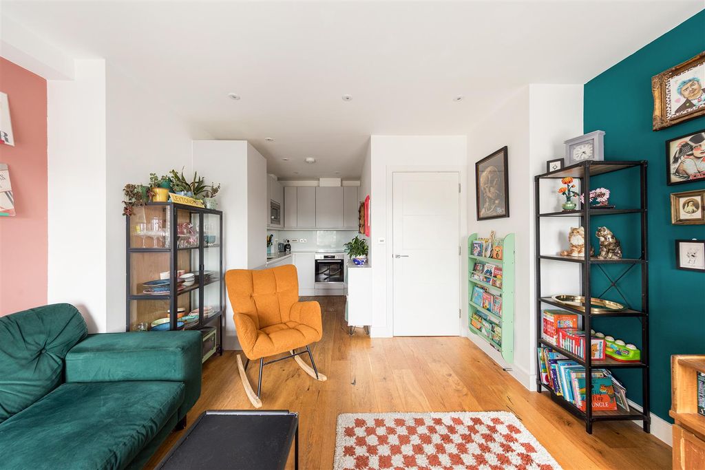 Property photo 2 of 19 Lemna Road, E11