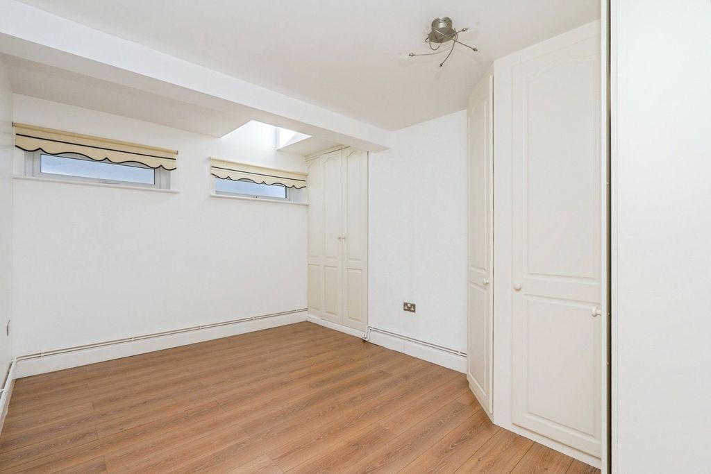 Property photo 3 of 17 Photo