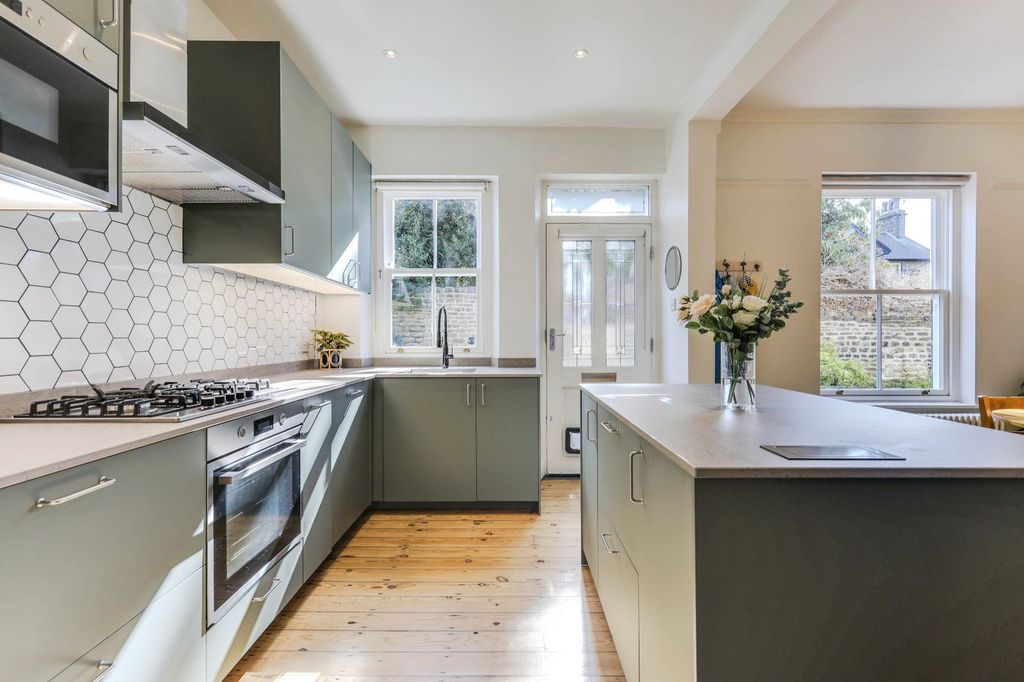 Property photo 2 of 24 Picture No. 21