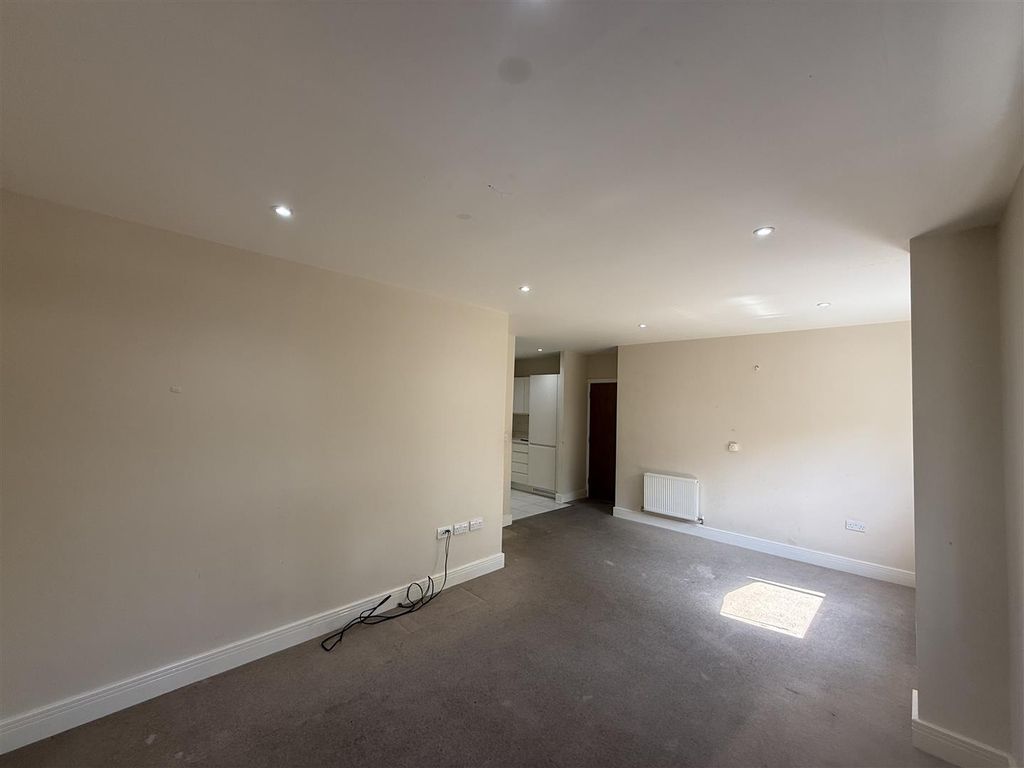 Property photo 3 of 10 Living Area