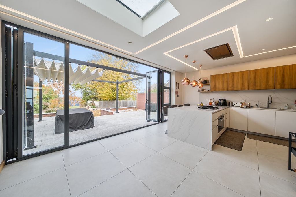 Property photo 2 of 26 1369895-22-68F0E5...