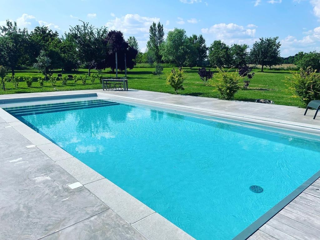 Property photo 2 of 25