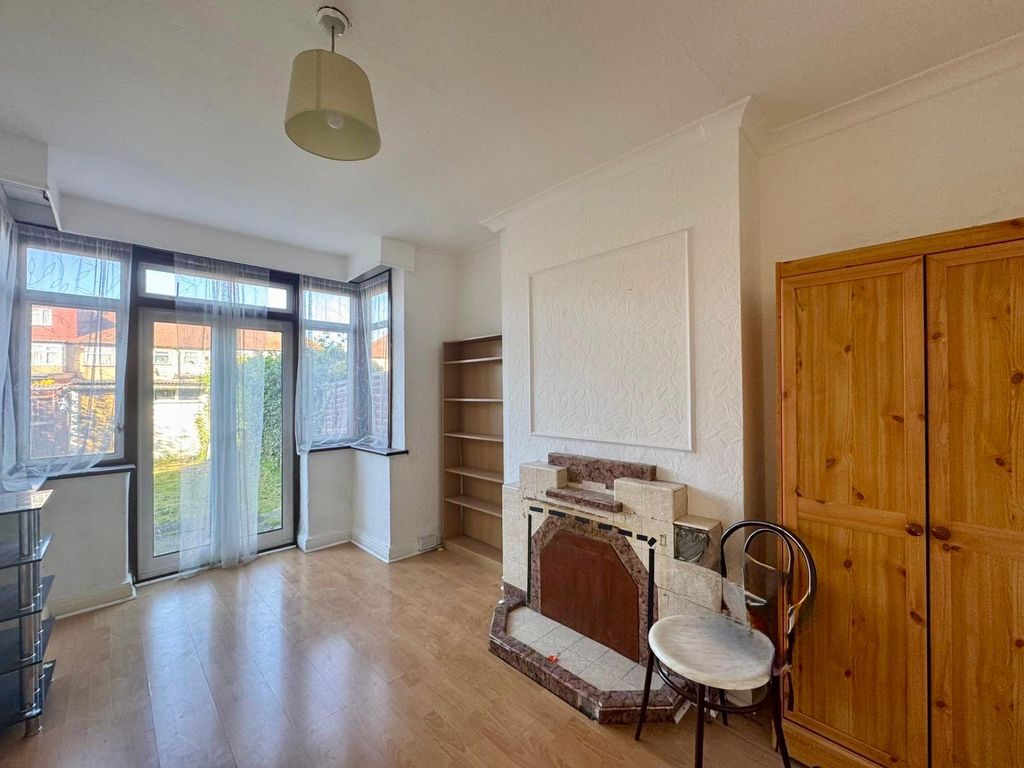Property photo 2 of 8 12 Elms Court  (5)