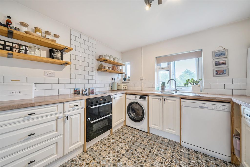 Property photo 3 of 19 Kitchen