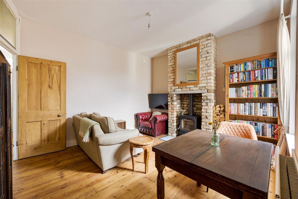 Property photo 3 of 34 Vernon Avenue, E12