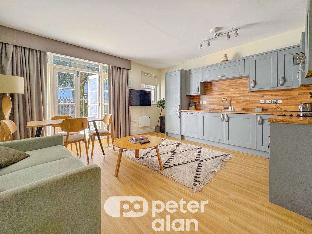 Property photo 3 of 12 Kitchen