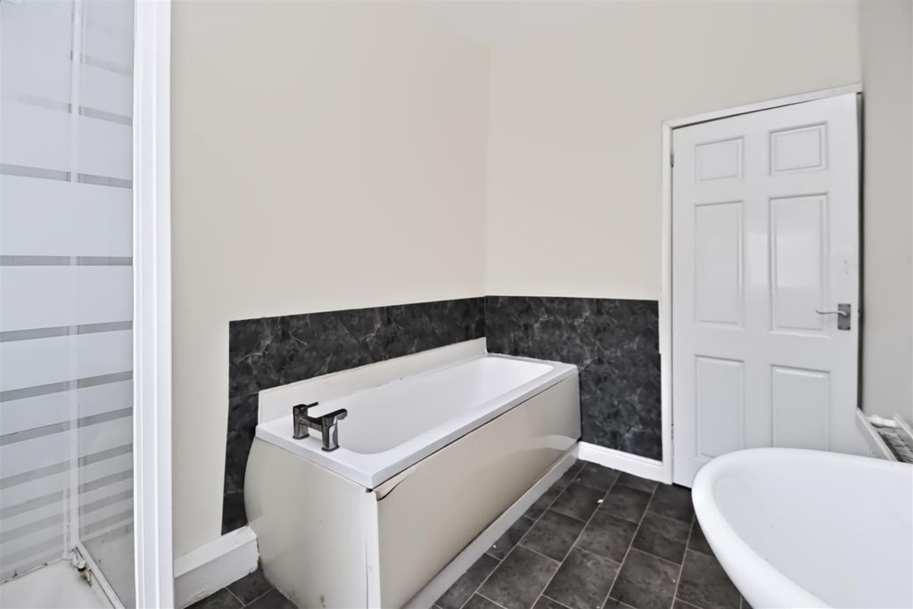 Property photo 1 of 11 139 Stanley Street Bathroom (1).Jpg