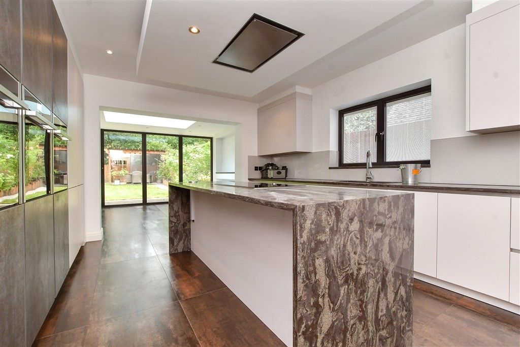 Property photo 3 of 19 Kitchen