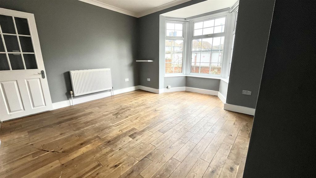 Property photo 3 of 31 Lounge