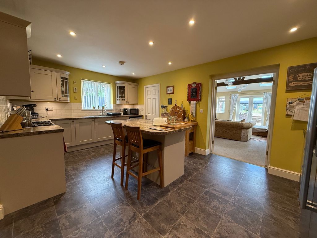 Property photo 2 of 27 Kitchen