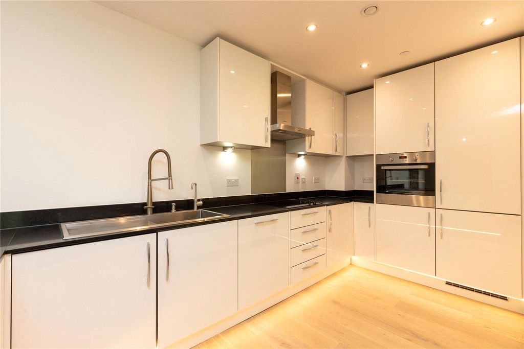 Property photo 3 of 10 Kitchen