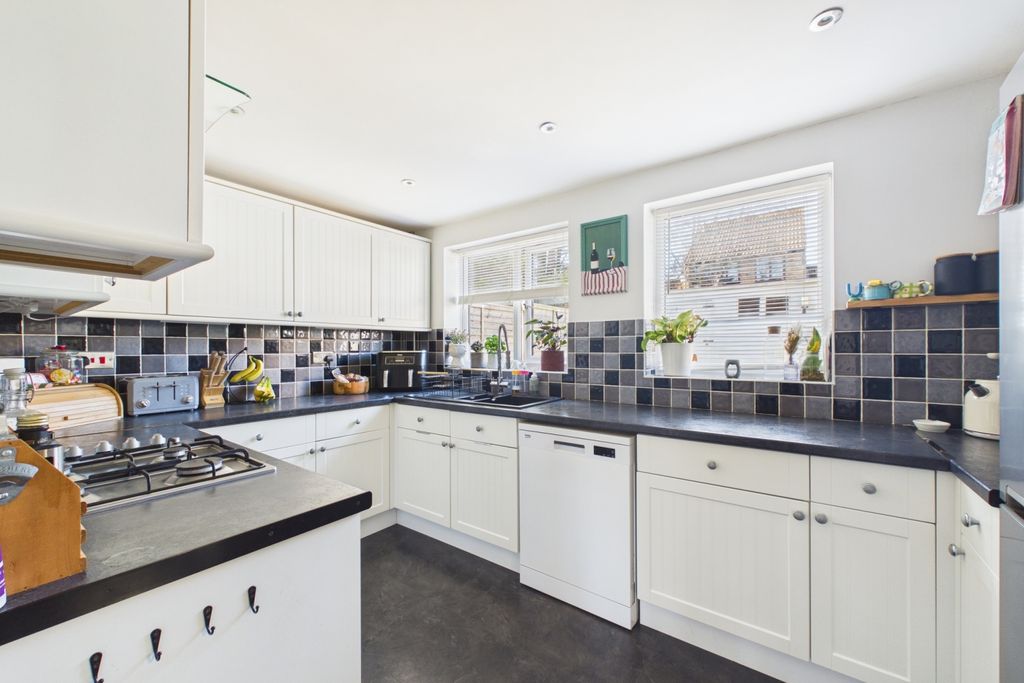 Property photo 3 of 12 Kitchen