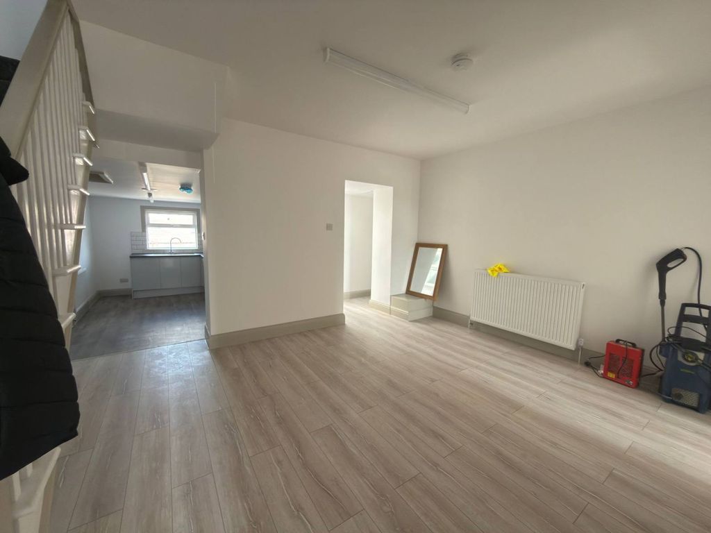 Property photo 1 of 12 Four Bedroom Flat Close To Ilford Station- Â£2400 Pcm
