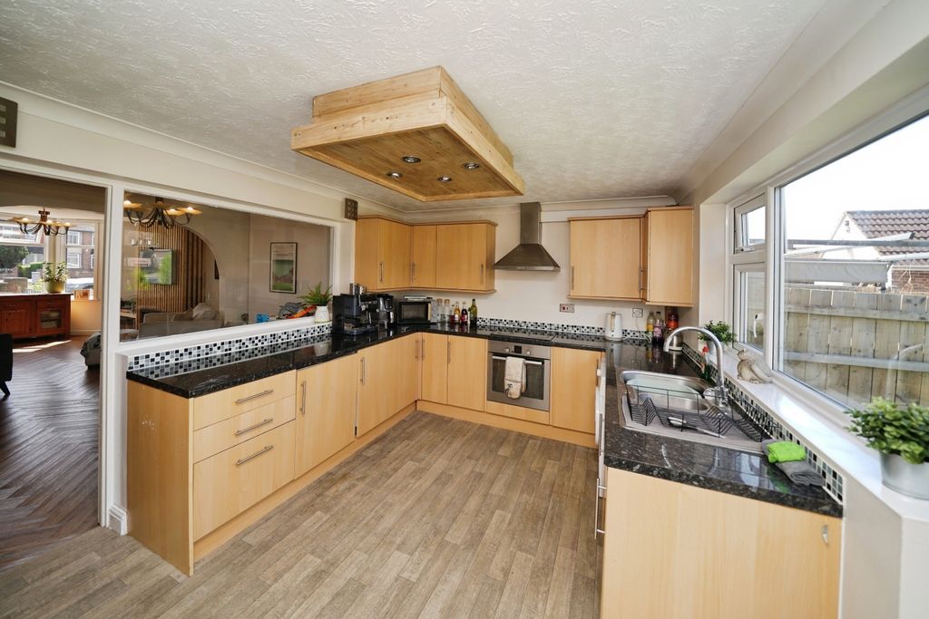 Property photo 3 of 10 Kitchen