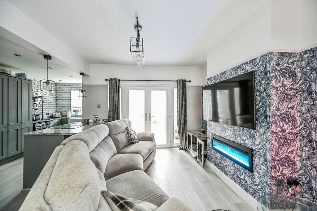 Property photo 3 of 16 Photo