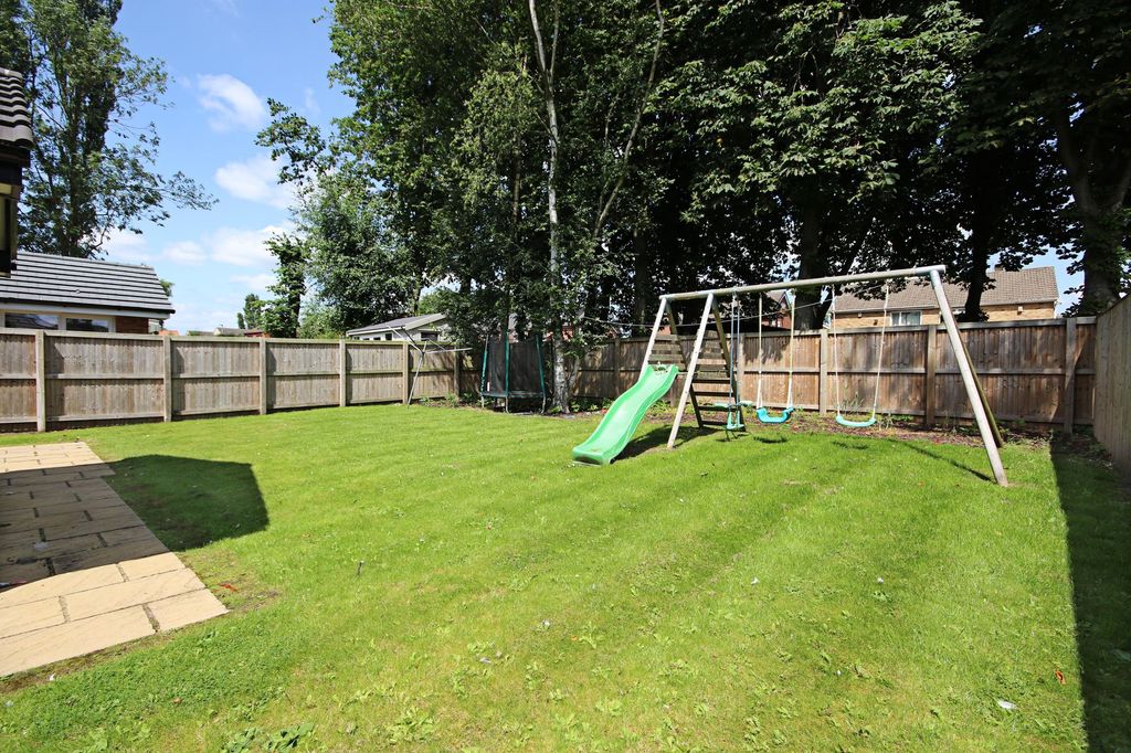 Property photo 2 of 27
