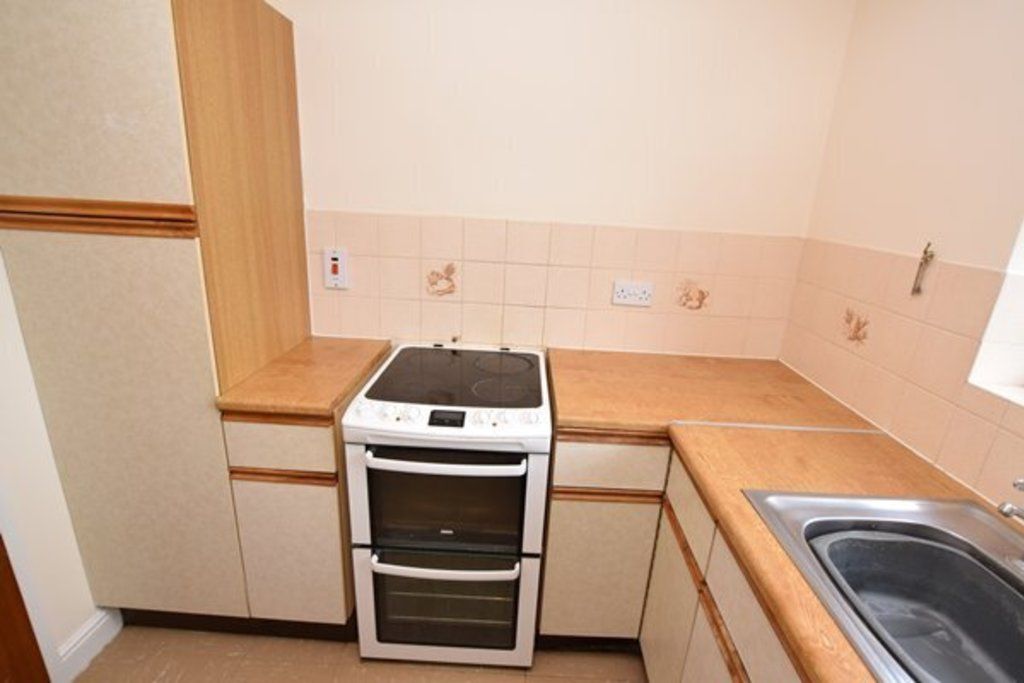 Property photo 3 of 11 Kitchen