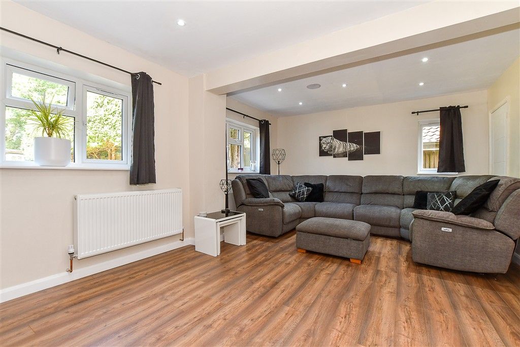 Property photo 3 of 16 Lounge