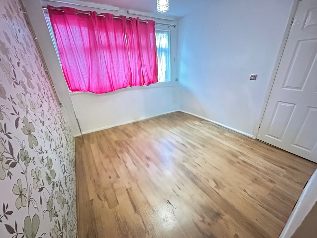 Property photo 3 of 13 4693312