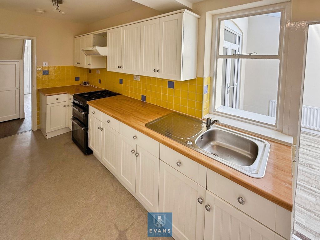 Property photo 3 of 20 Kitchen