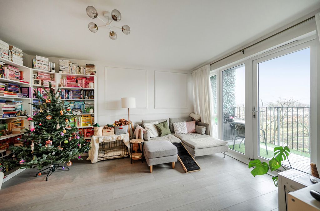 Property photo 3 of 14 1393636-13-6943Ea...