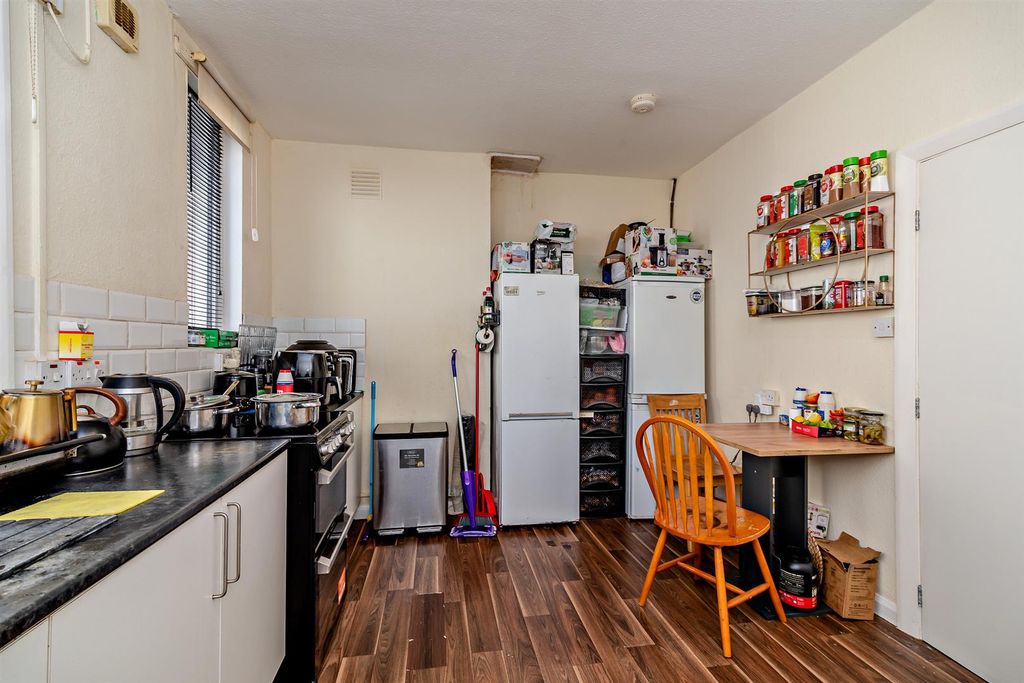 Property photo 3 of 9 8682803-Interior07-800.Jpg