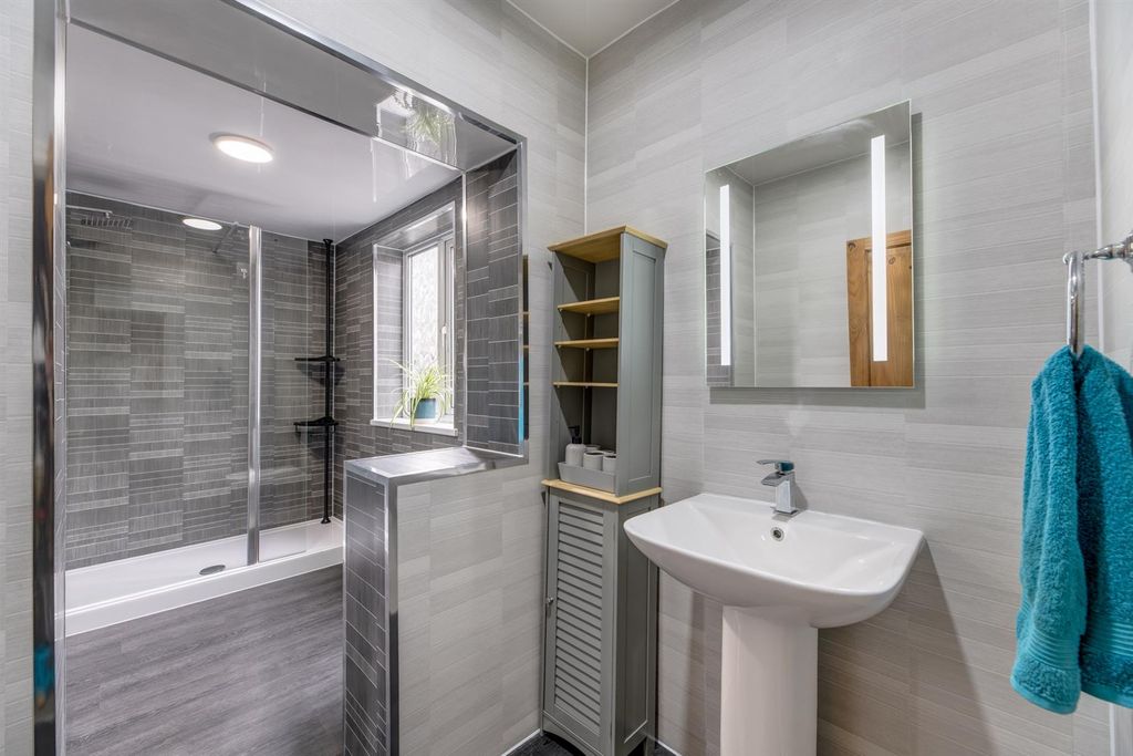 Property photo 2 of 25 Bathroom