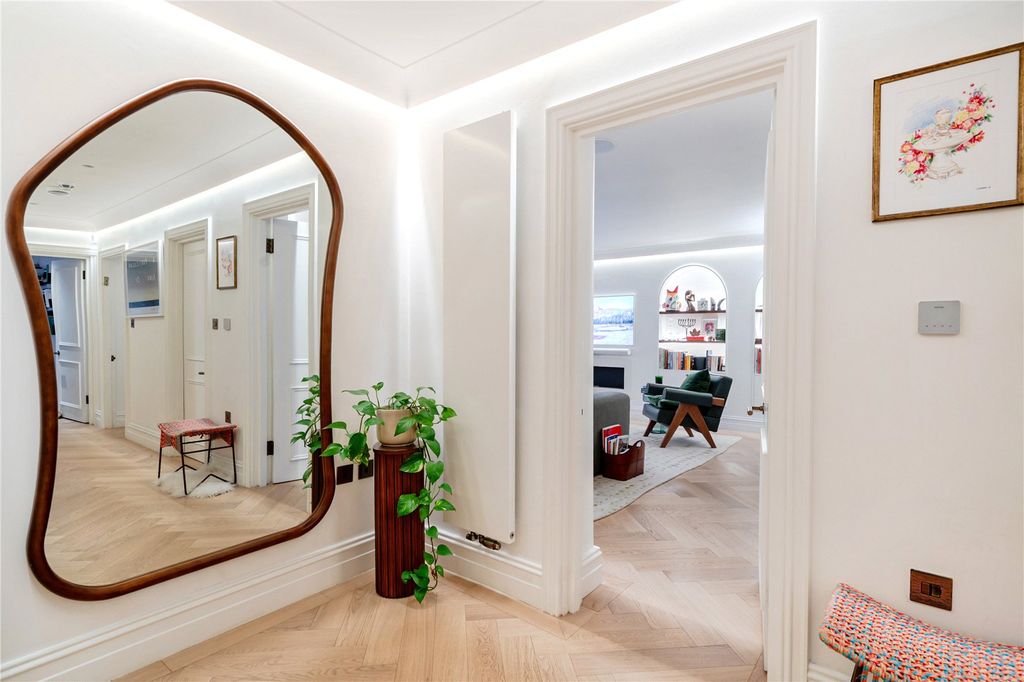 Property photo 3 of 19 Hall