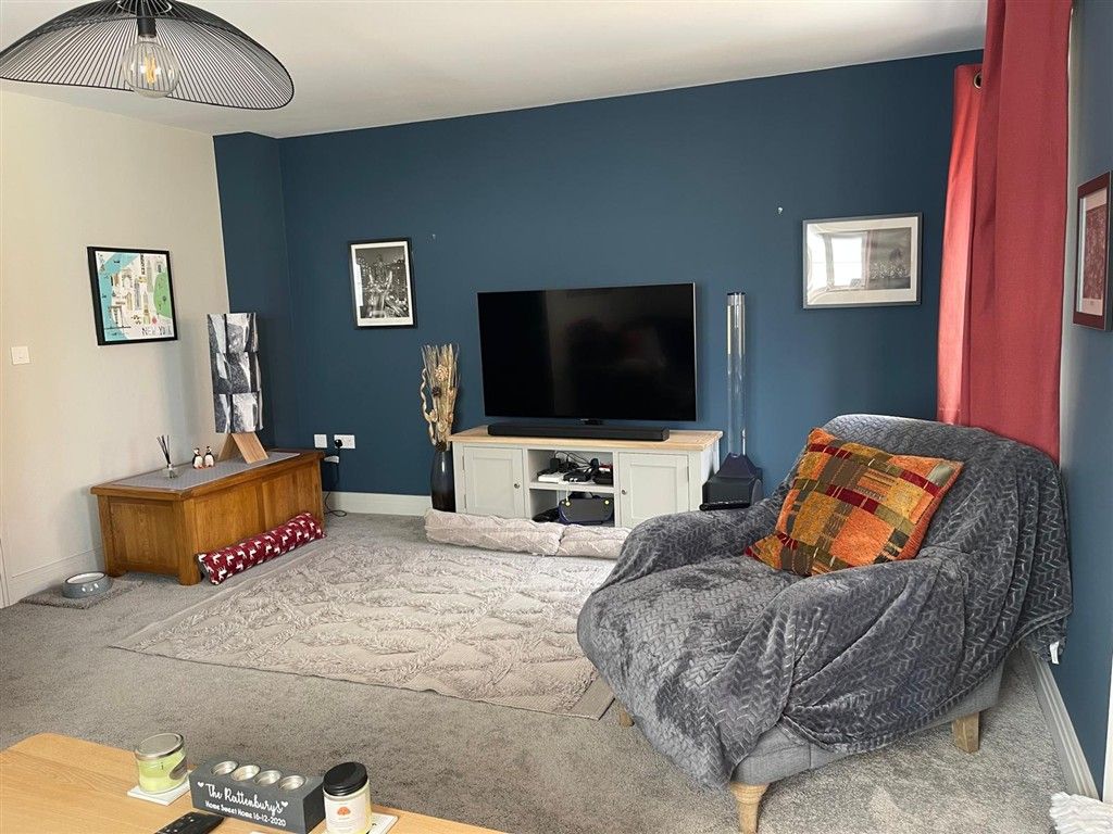Property photo 3 of 13 Lounge