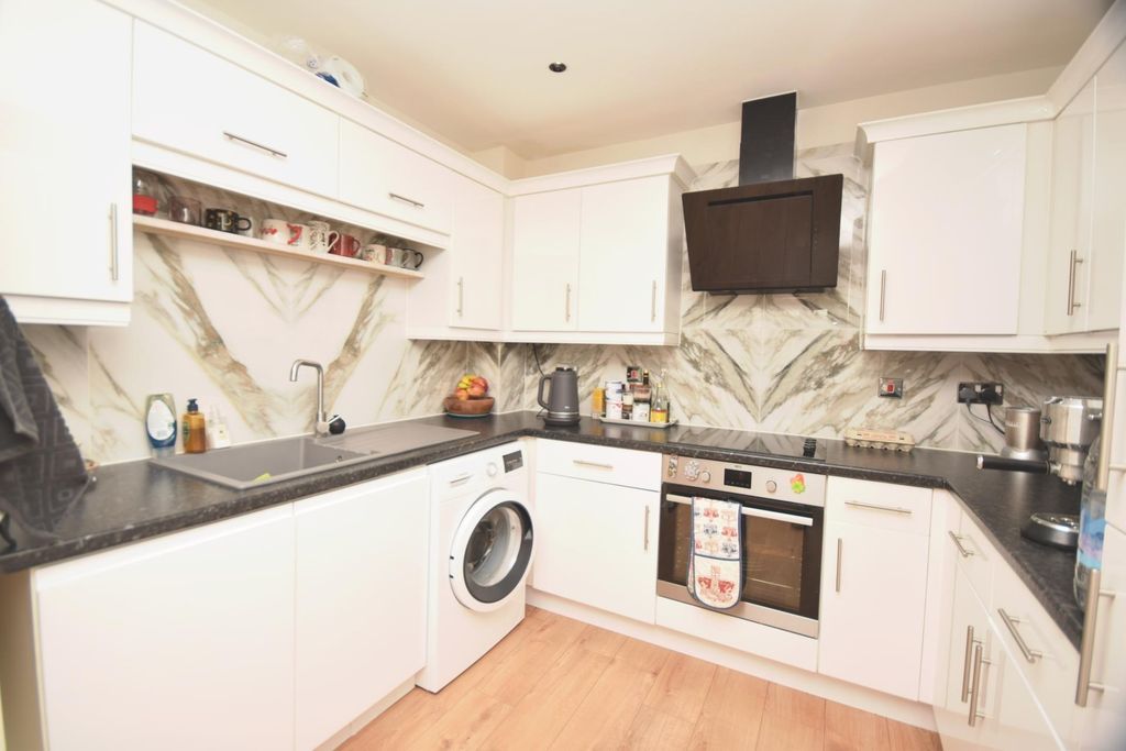 Property photo 2 of 10 Kitchen