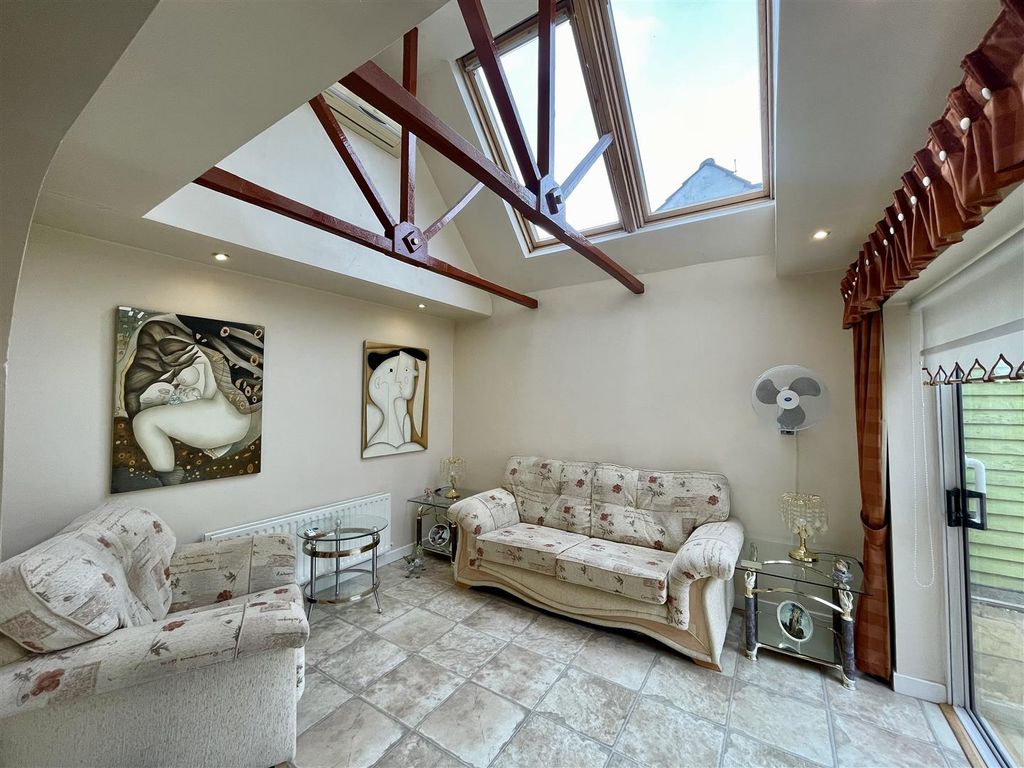 Property photo 2 of 21 Garden Room