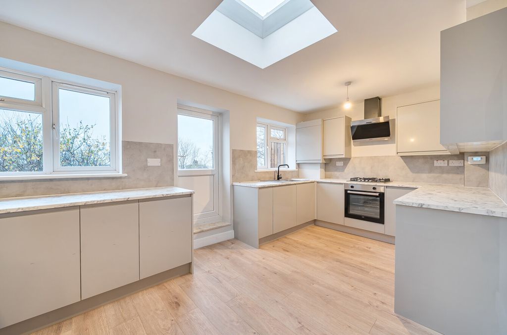 Property photo 3 of 20 1373831-7-6911F31...