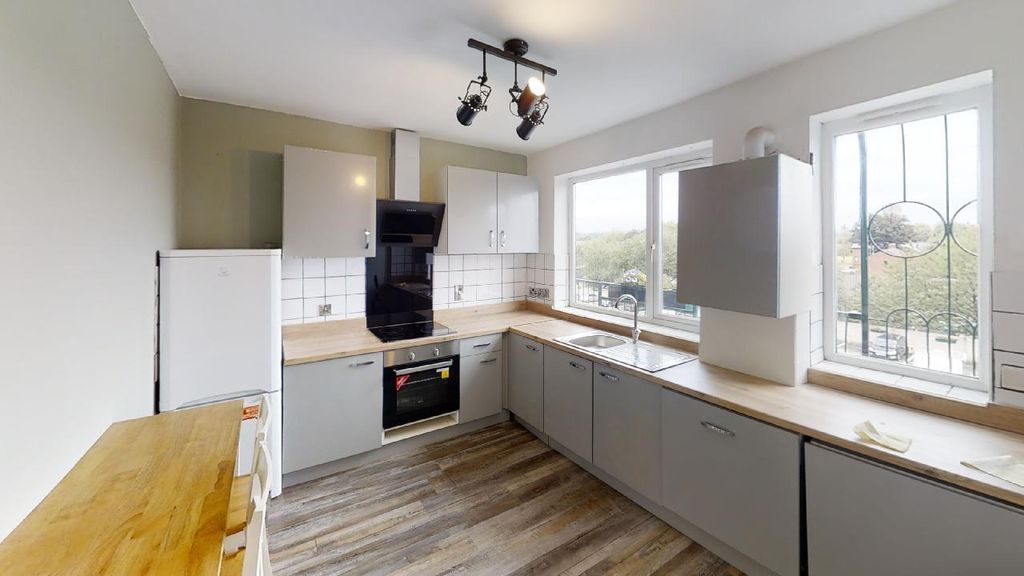 Property photo 2 of 9 Bce294Ea28F1353850F5053A4B8F4A7F.Jpg