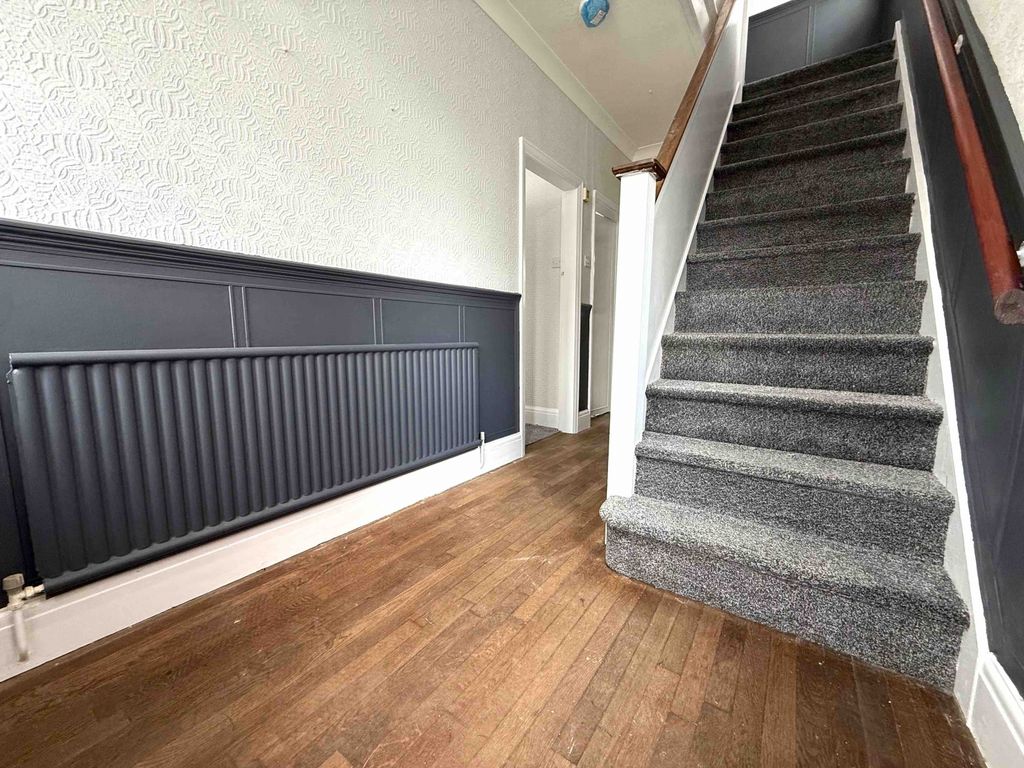 Property photo 3 of 26 Entrance Hall