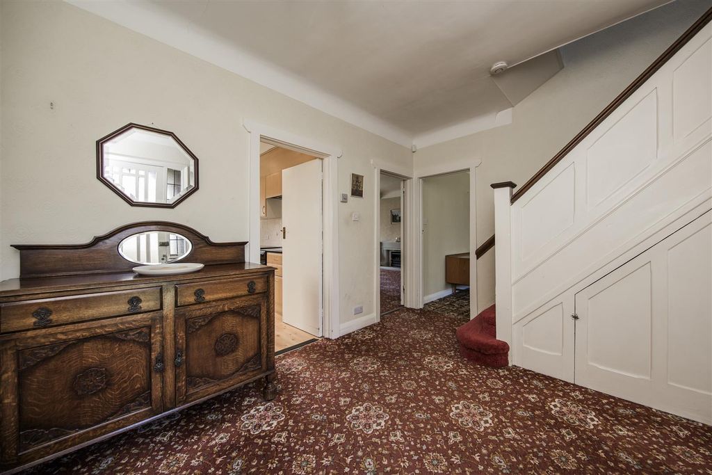 Property photo 3 of 16 Entrance Hall