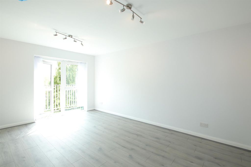 Property photo 2 of 9 Liv1.Jpg